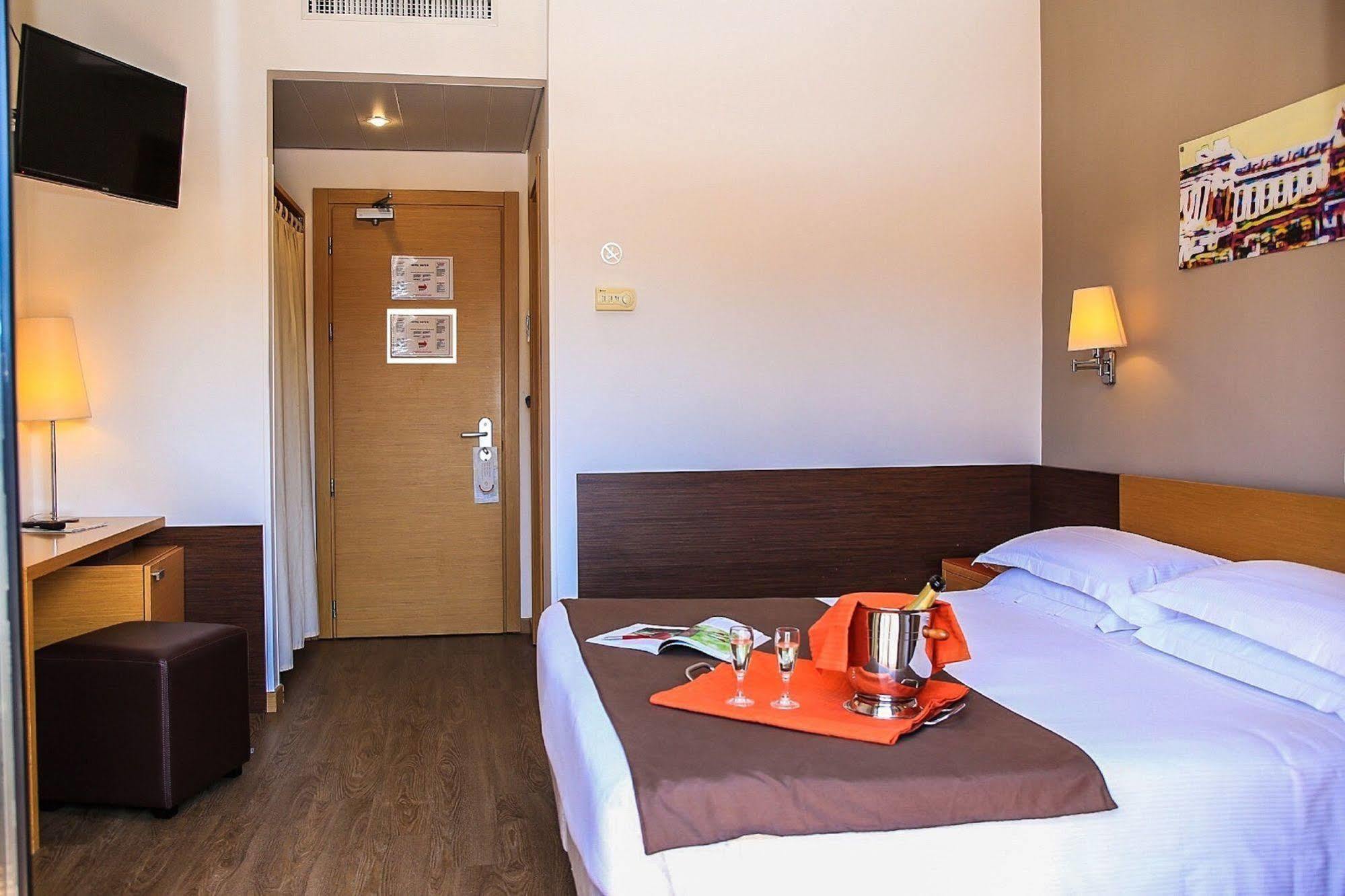 Hotel Sisto V Roma Esterno foto